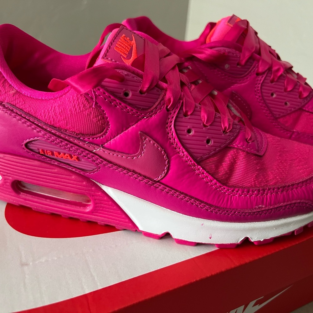 Nike Air Max 90 Women’s size 8. BRAND NEW. Pink prime